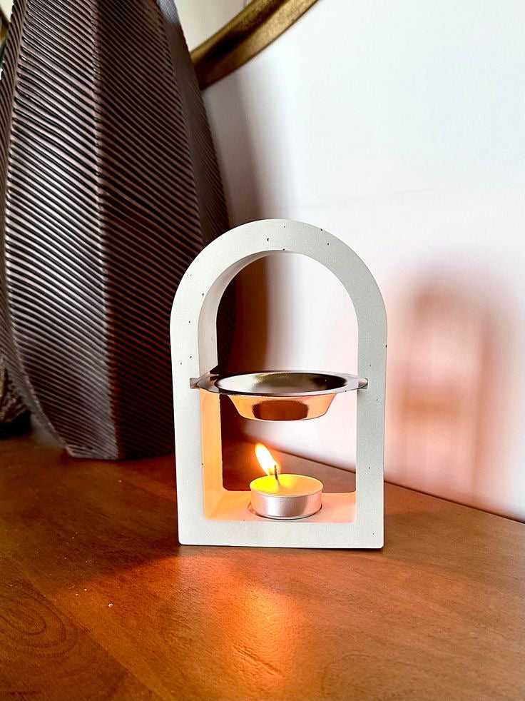 Luxury Oil / Wax Melt Burner with free 1 30ml Essential oil + 2 candles